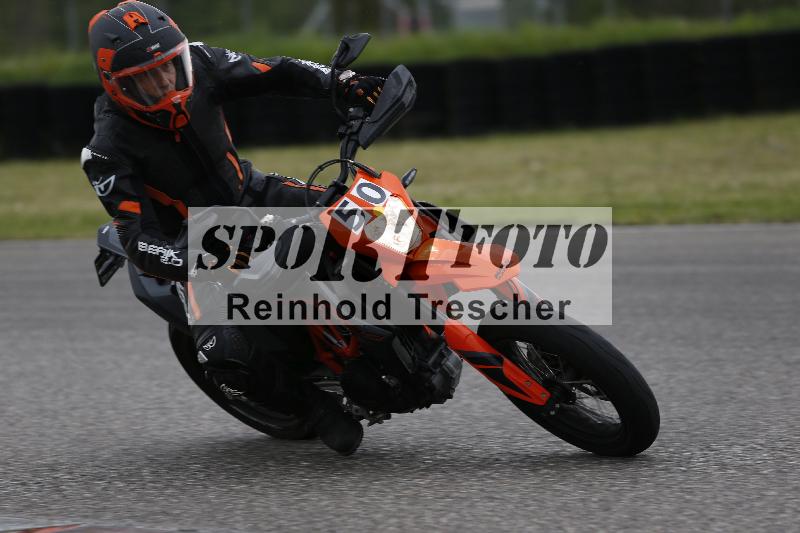 Archiv-2025/10 23.04.2025 Cornu Master School ADR/rot-rouge/50